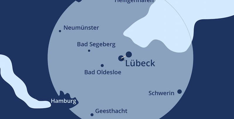Eine grob gezeichnete Karte von Schleswig Holstein in Hell- und dunkelblau, ein Kreis zeigt den Radius, ein Pin in der Mitte zeigt auf Lübeck. Der Kreis reicht von Heiligenhafen bis Hamburg.